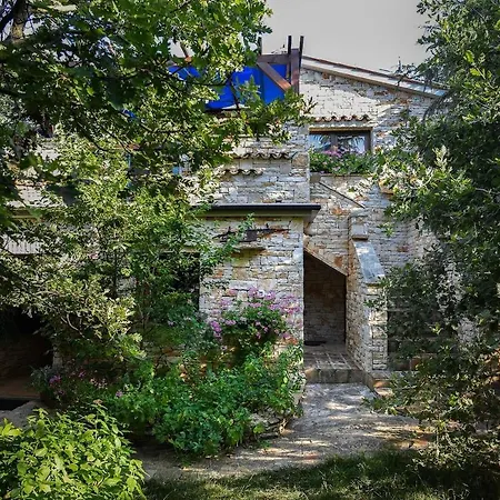Authentisches Steinhaus Im Grunen بيت للعطل بيروغ