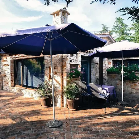 Authentisches Steinhaus Im Grunen بيت للعطل بيروغ