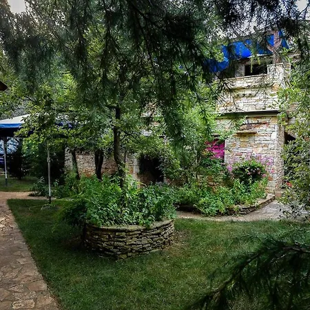 Authentisches Steinhaus Im Grunen * بيروغ