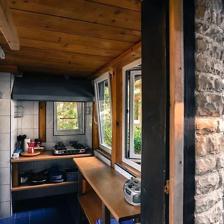 Authentisches Steinhaus Im Grunen Перой