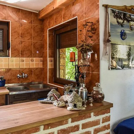 Authentisches Steinhaus Im Grunen بيروغ