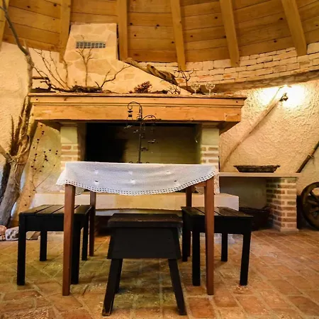 Authentisches Steinhaus Im Grunen بيت للعطل