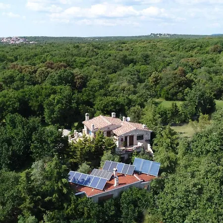 Authentisches Steinhaus Im Grunen بيروغ